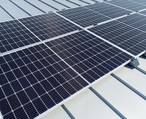 事業所屋根への太陽光パネル取付イメージ