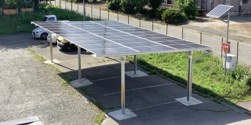 駐車場に設置されたソーラーカーポート