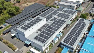 工場の屋根・駐車場・遊休地を活用した太陽光発電システムの導入！ 年間1,000万円の電気代削減と約300t-CO2の排出量削減に成功