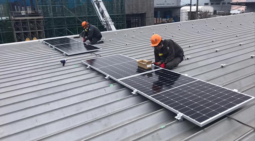 太陽光パネル 取り付け工事 屋根上撮影