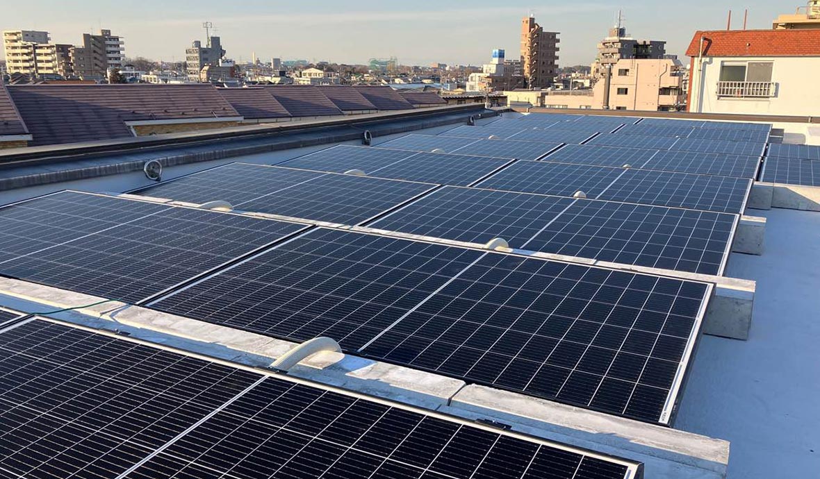 工場の屋根上に設置した太陽光パネル