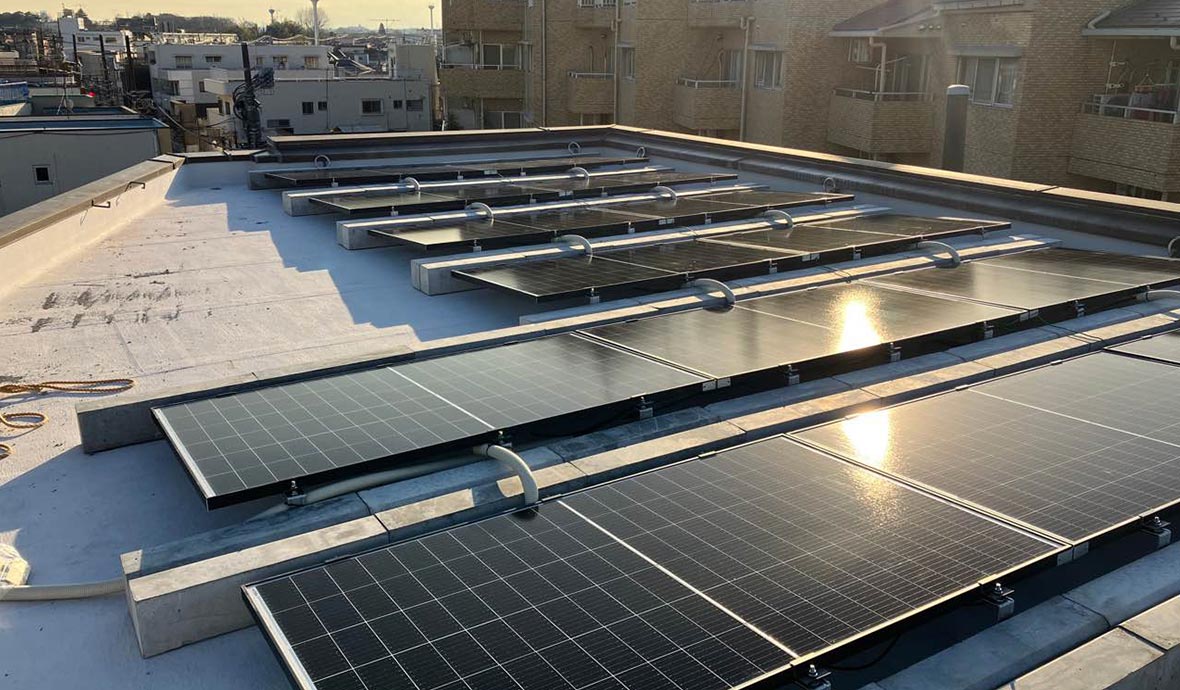 工場の屋根上に設置した太陽光パネル2