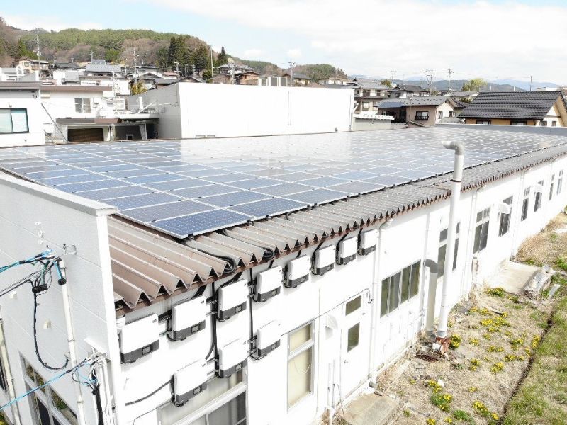 工場の屋根に設置された太陽光パネル