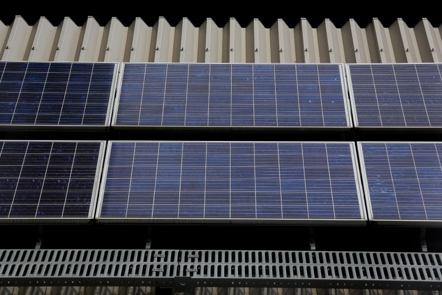 倉庫の屋根に太陽光発電を導入する際の注意点